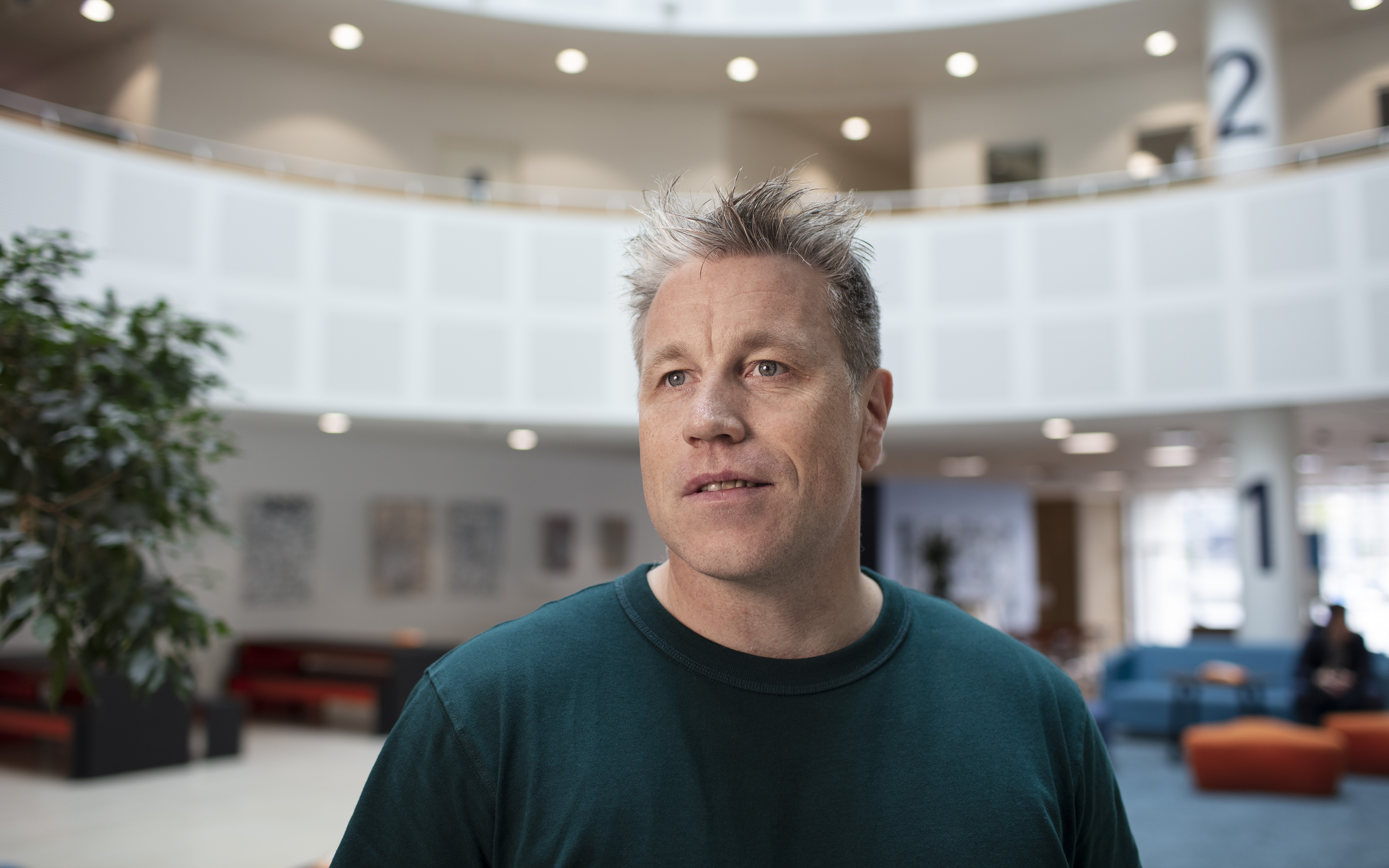 Jens Myrup Pedersen slipper sit iværksættergen løs i den akademiske verden og sender gerne sig selv og studerende på opdagelsesrejser. Og så hylder han til alle tider fællesskaber, for sammen kan vi udrette fantastiske ting.