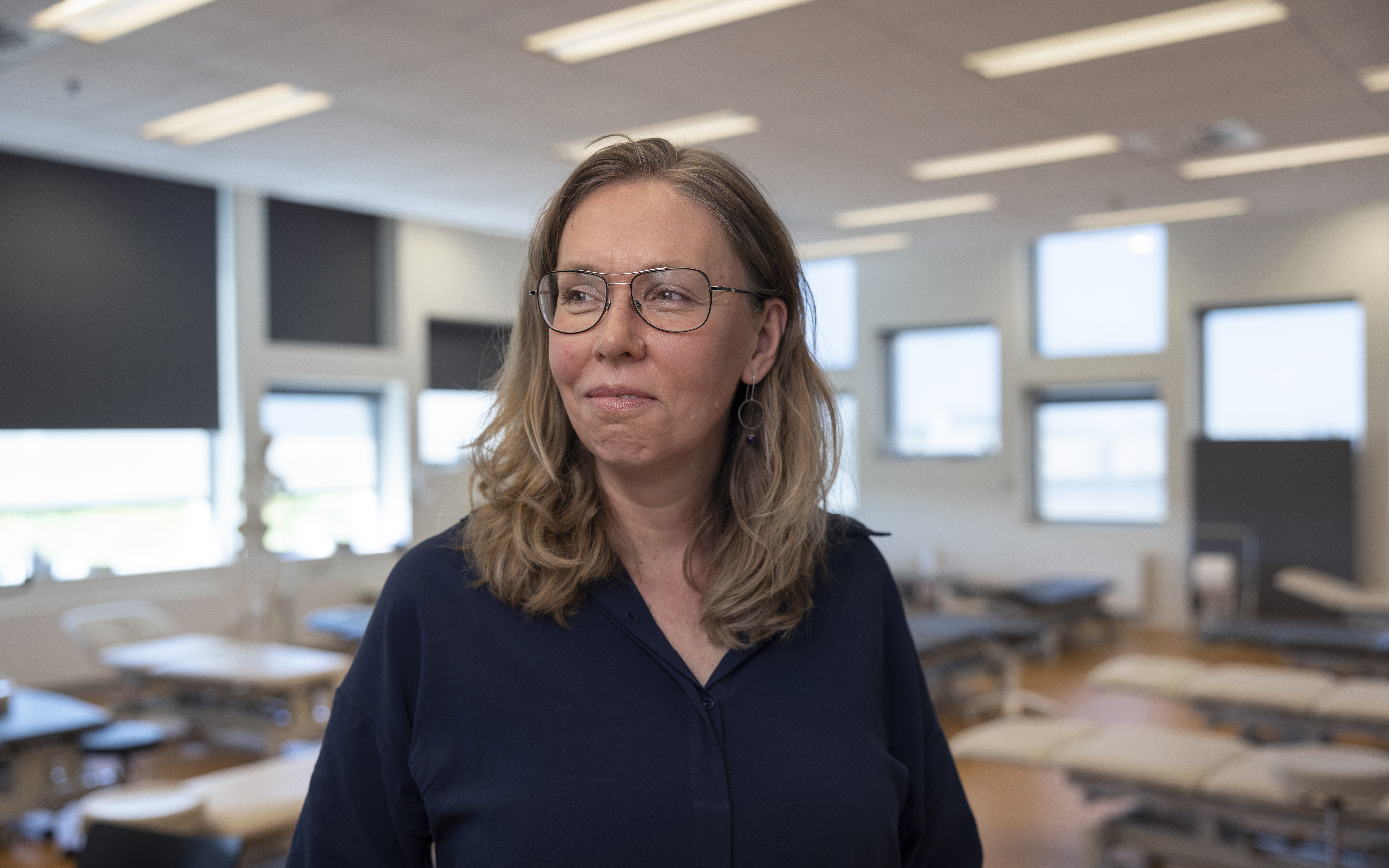 Læring foregår lige så meget med hænderne som med hjernen, når lektor Iben Holm Fogstrup underviser i samarbejdspraksis, sygdomslære og fysioterapi på Professionshøjskolen Absalon. For hvis man bare kunne læse teksten, hvorfor så overhovedet møde op?