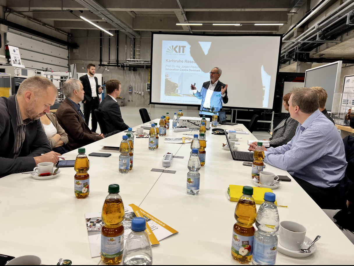 Foto: Den danske Industry on Campus-delegation på møde med Karlsruhe Research Factory ved Karlsruhe Institute of Technology.