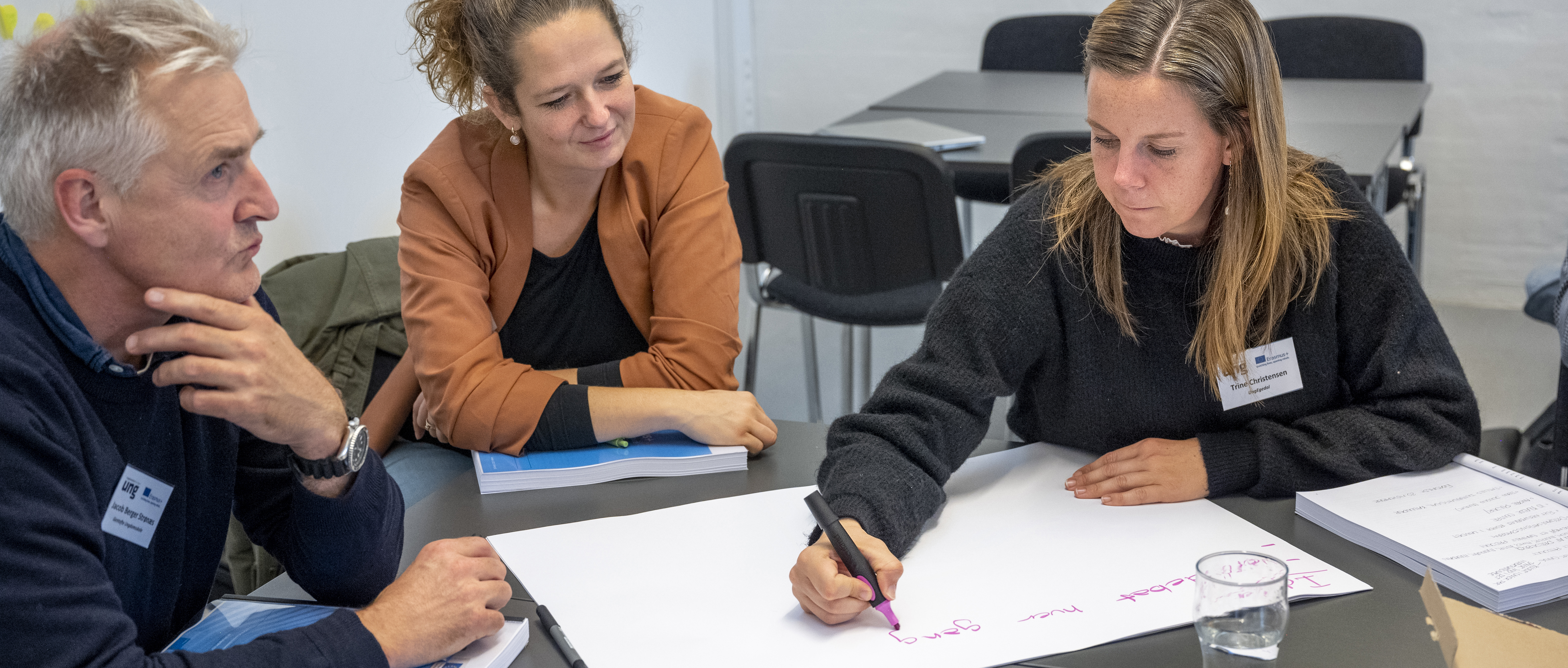 Små samarbejdsprojekter Tre mennesker der samarbejder ved et bord