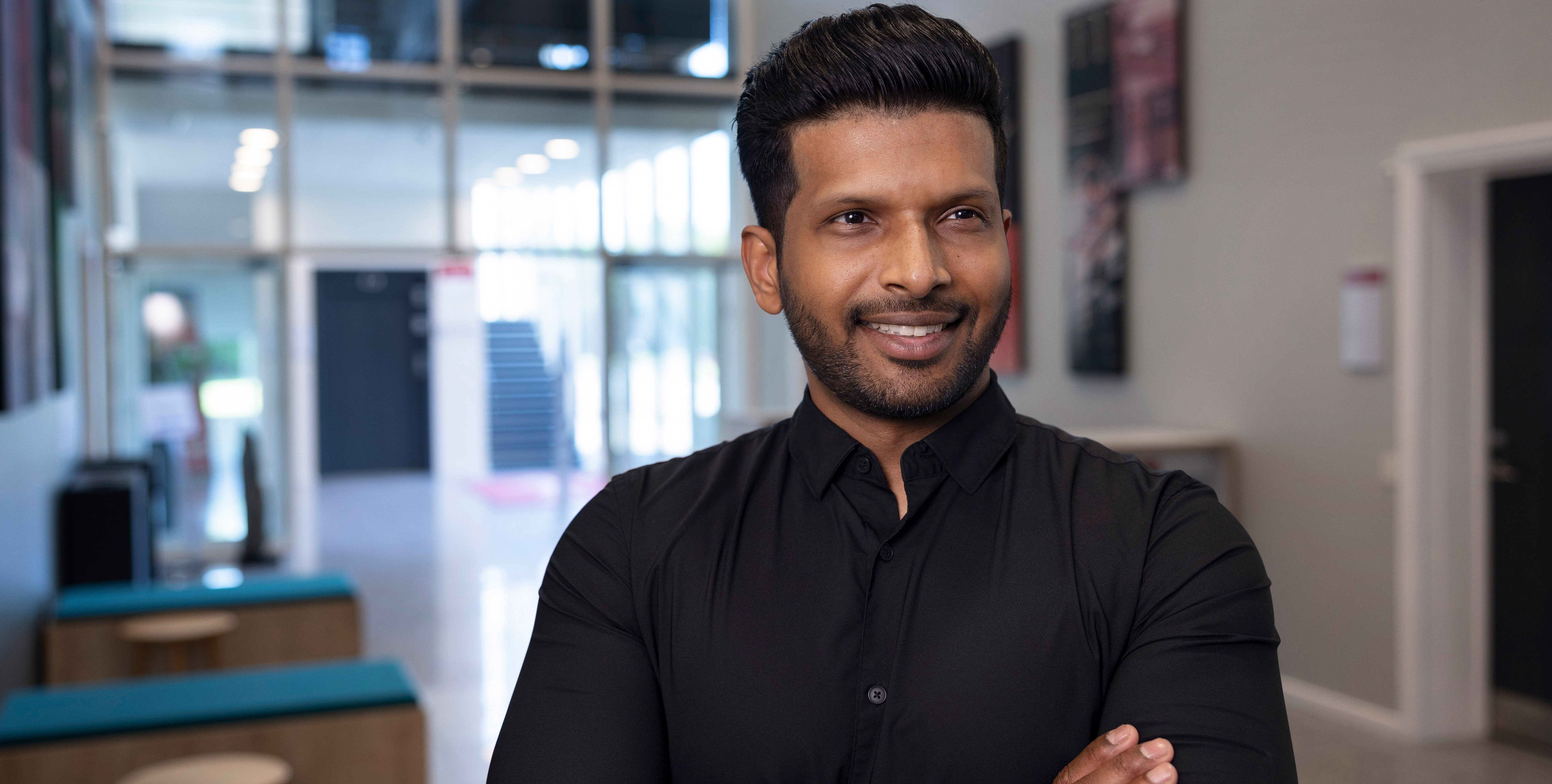 Allerede som barn blev adjunkt Vashanth Selvadurai bevæget af, hvordan hans far kunne tryllebinde samtlige klassetrin med undervisning i modersmålet tamil. Man må møde hver enkelt elev individuelt for at konvertere ord til læring, erfarede den i dag garvede adjunkt ved Erhvervsakademi Dania.