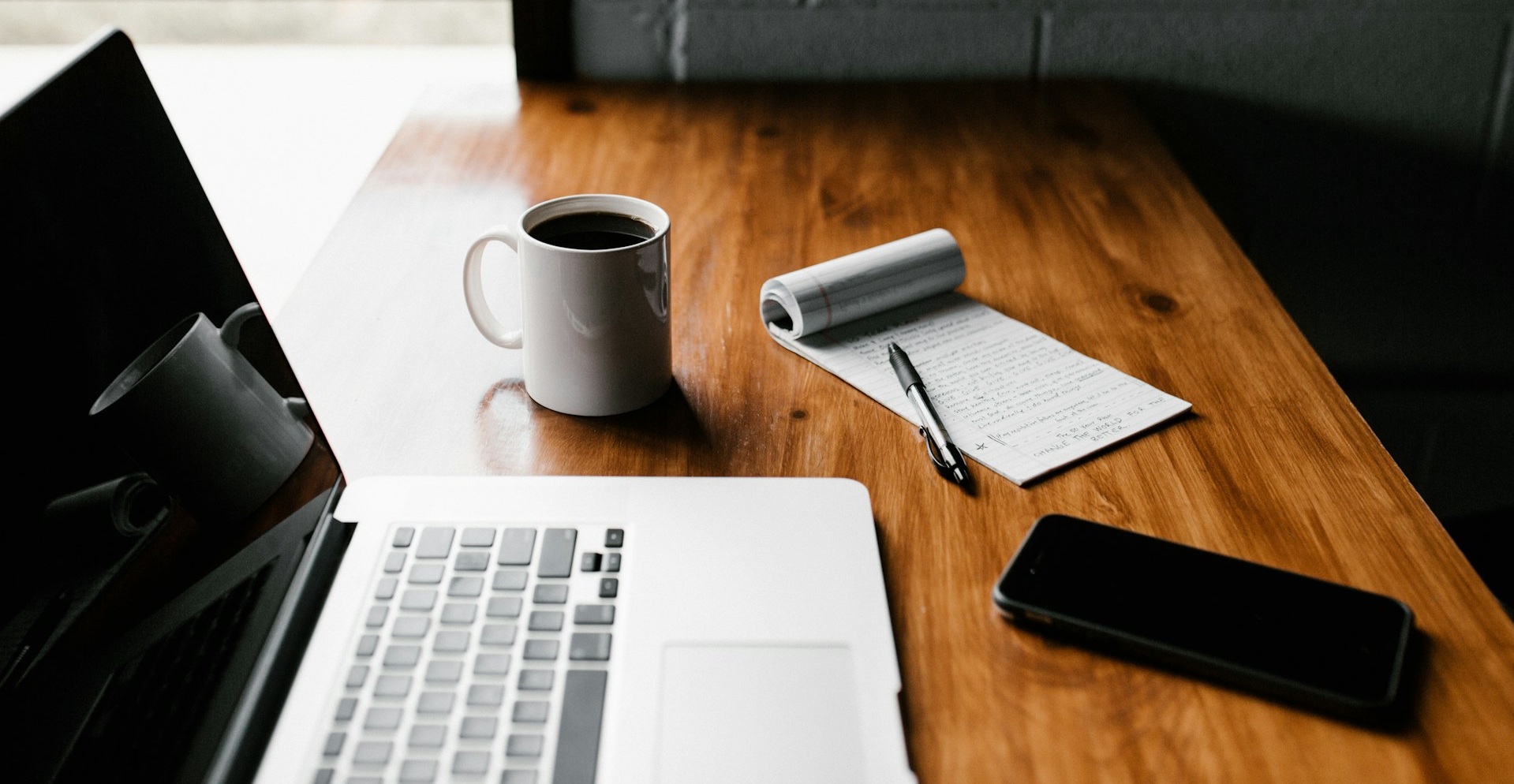 Computer, kaffe og notesblok - Photo by Andrew Neel on Unsplash