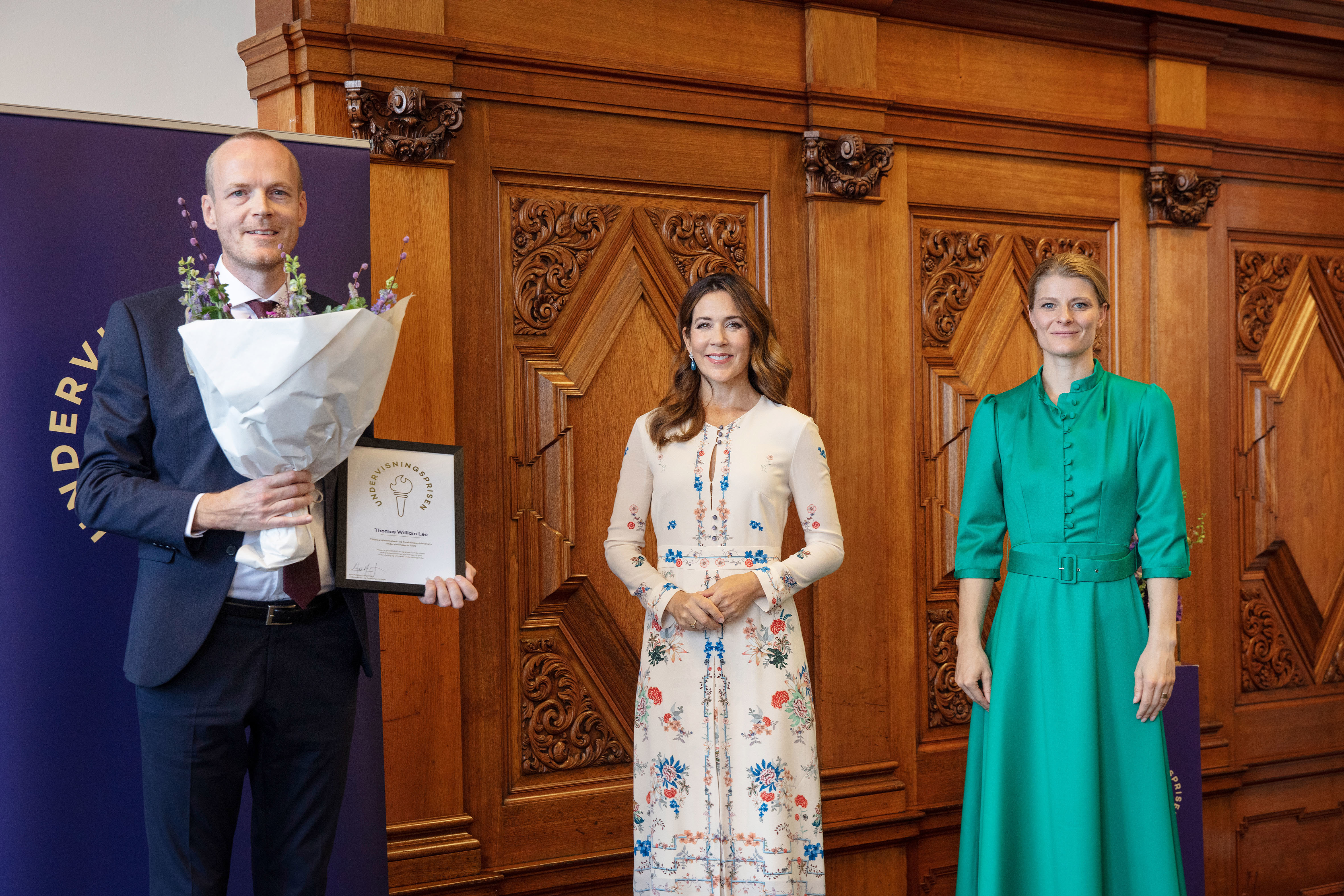 Kronprinsesse Mary og daværende uddannelses- og forskningsminister Ane Halsboe-Jørgensen overrakte prisen til Thomas William Lee i 2020