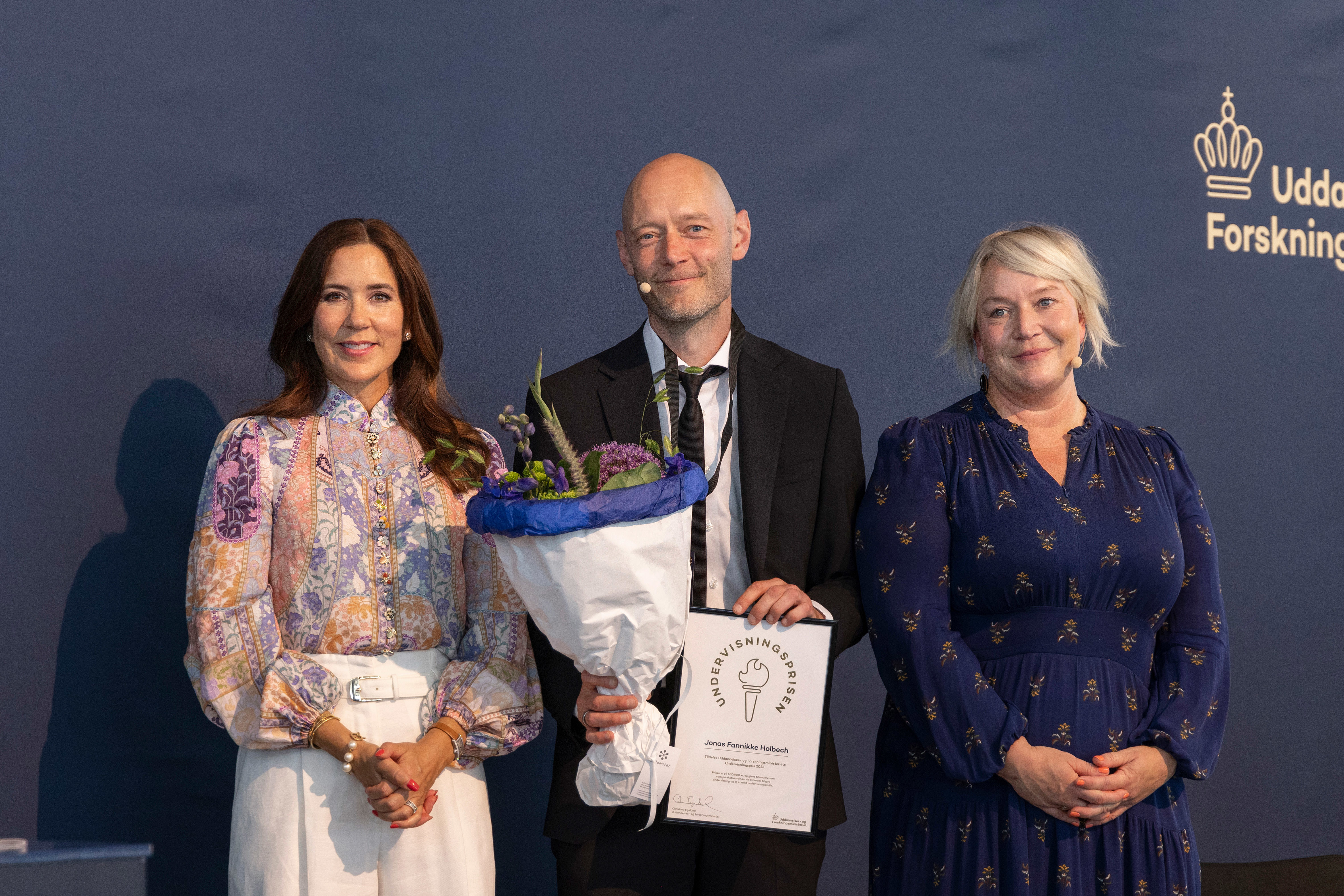 Jonas Fannikke Holbech, modtager af Undervisningsprisen 2023, med H.K.H. Kronprinsesse Mary og uddannelses- og forskningsminister Christina Egelund.