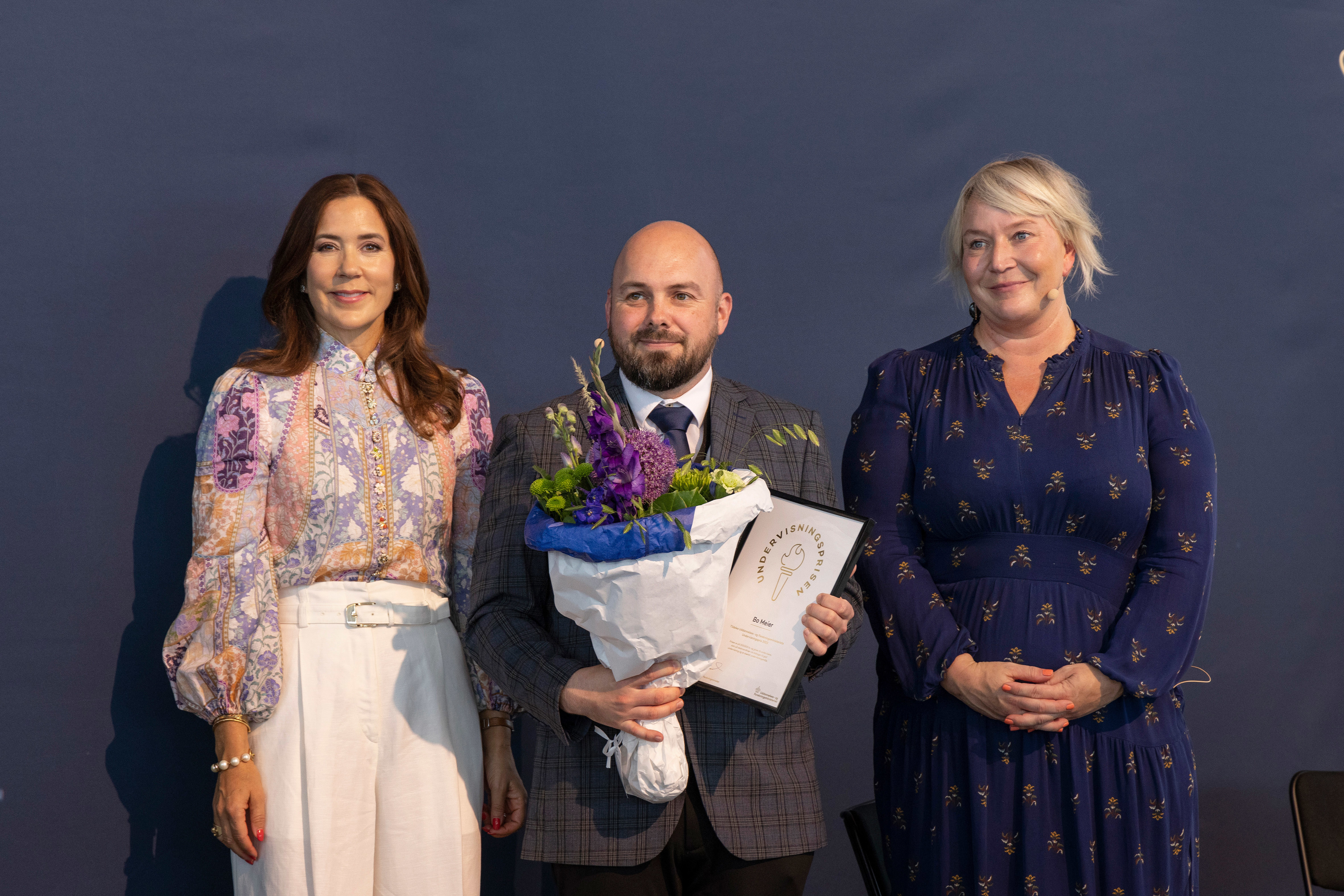 Bo Meier, modtager af Undervisningsprisen 2023, med H.K.H. Kronprinsesse Mary og uddannelses- og forskningsminister Christina Egelund.