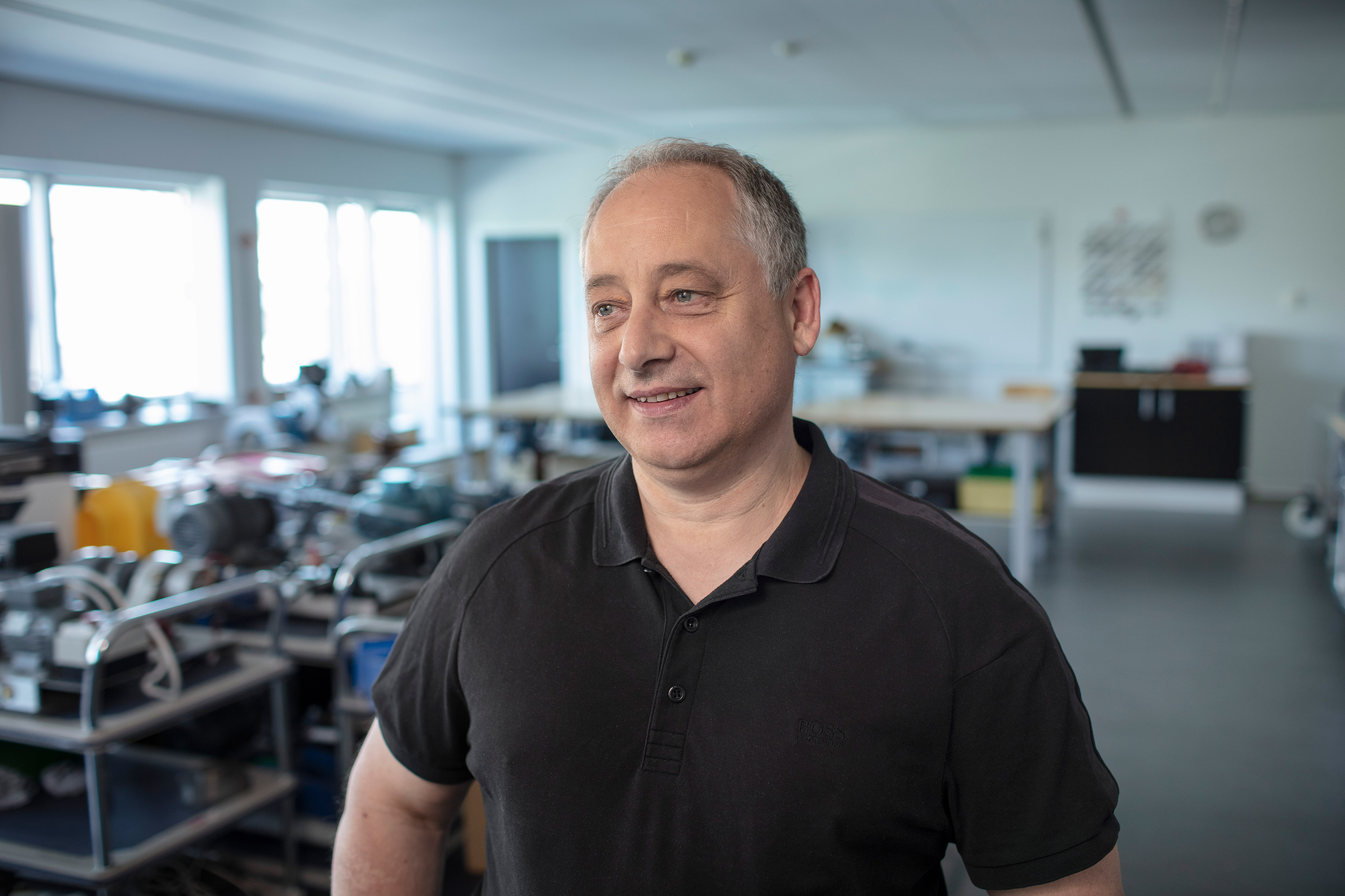 Jan Sturm Almind får energi, når han går ind i en klasse, og så er han overbevist om, at mennesker bedst lærer ved at lege sig til viden. Han belønnes nu med Undervisningsprisen 2021.