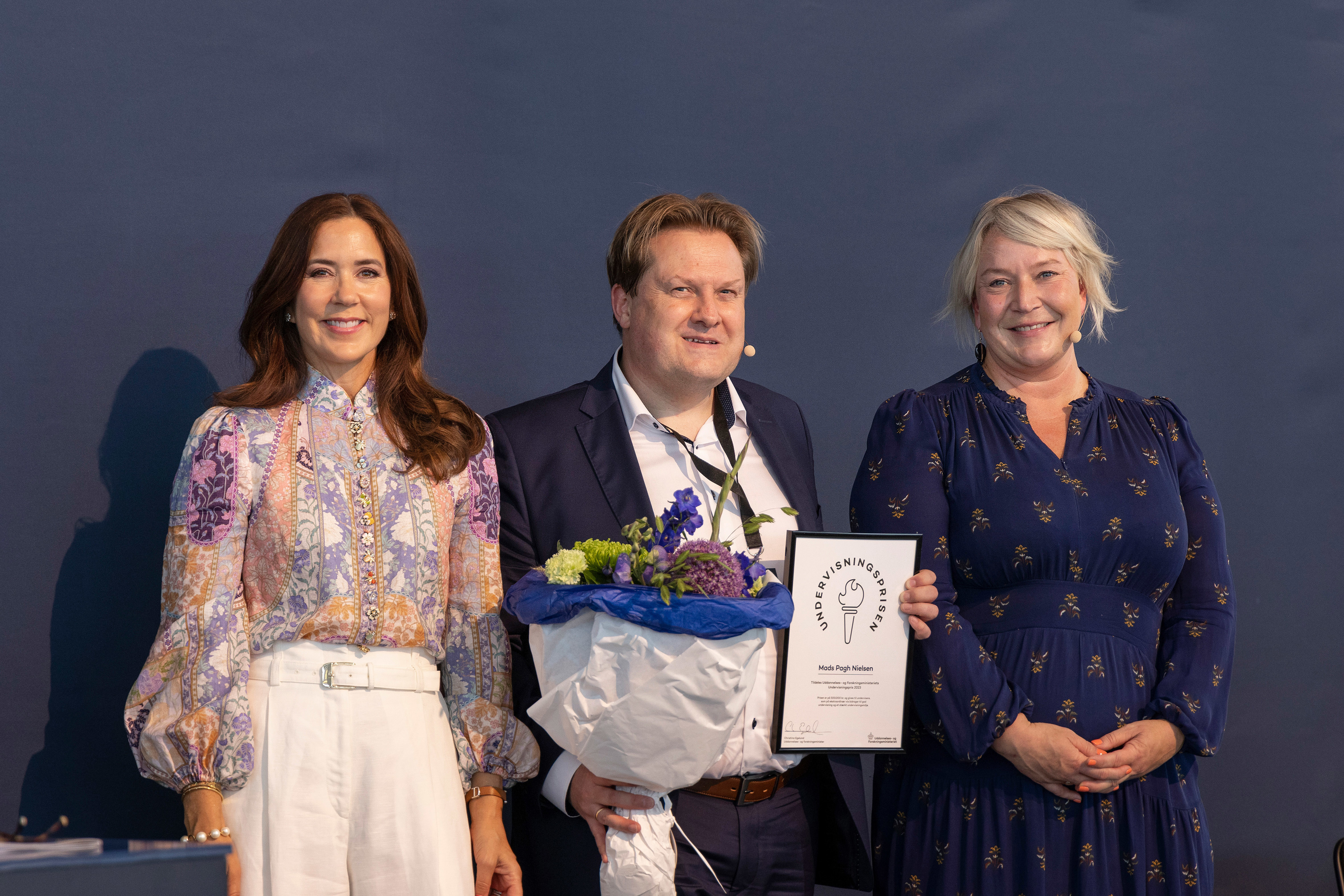 Mads Pagh Nielsen, modtager af Undervisningsprisen 2023, med H.K.H. Kronprinsesse Mary og uddannelses- og forskningsminister Christina Egelund.