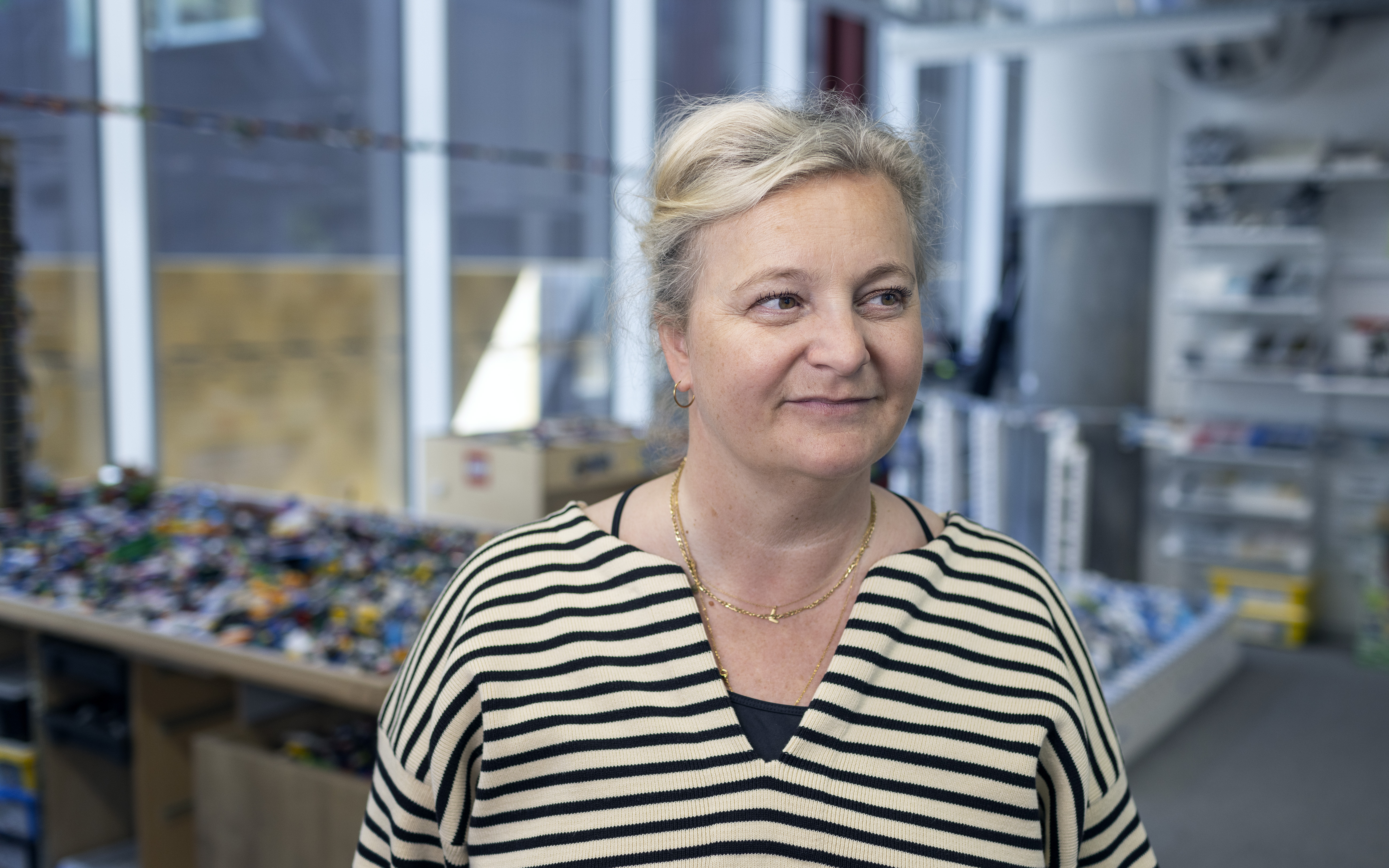 Lise Dissing Møller drømmer om en børne- og ungegeneration, der går fløjtende i skole. Hun tror på en mindre revolution af lærergerningen og forsøger at indgyde sine lærerstuderende mod.