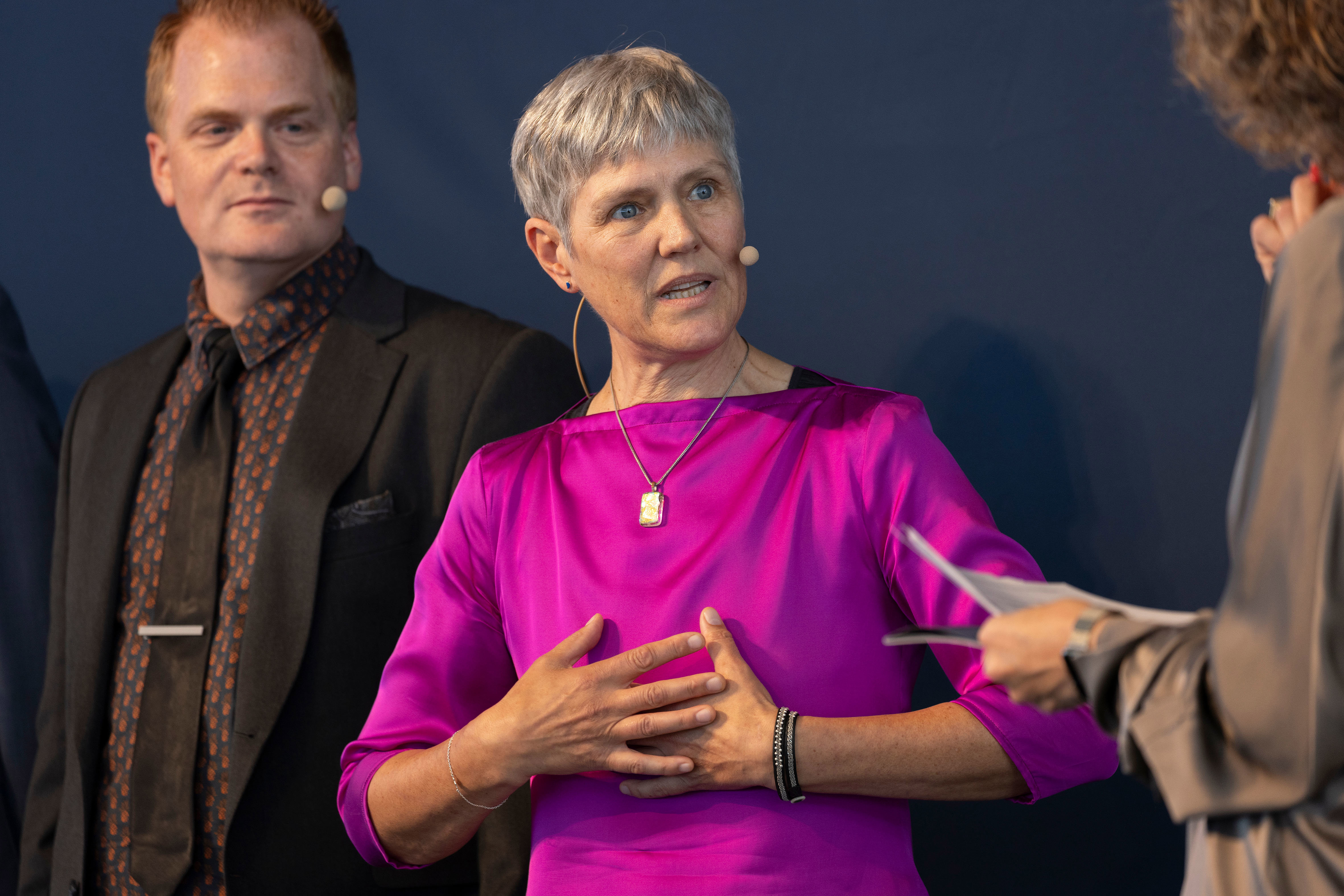 Prismodtager Nenia Zenana i samtale med moderator Anja Bo ved prisuddelingen.